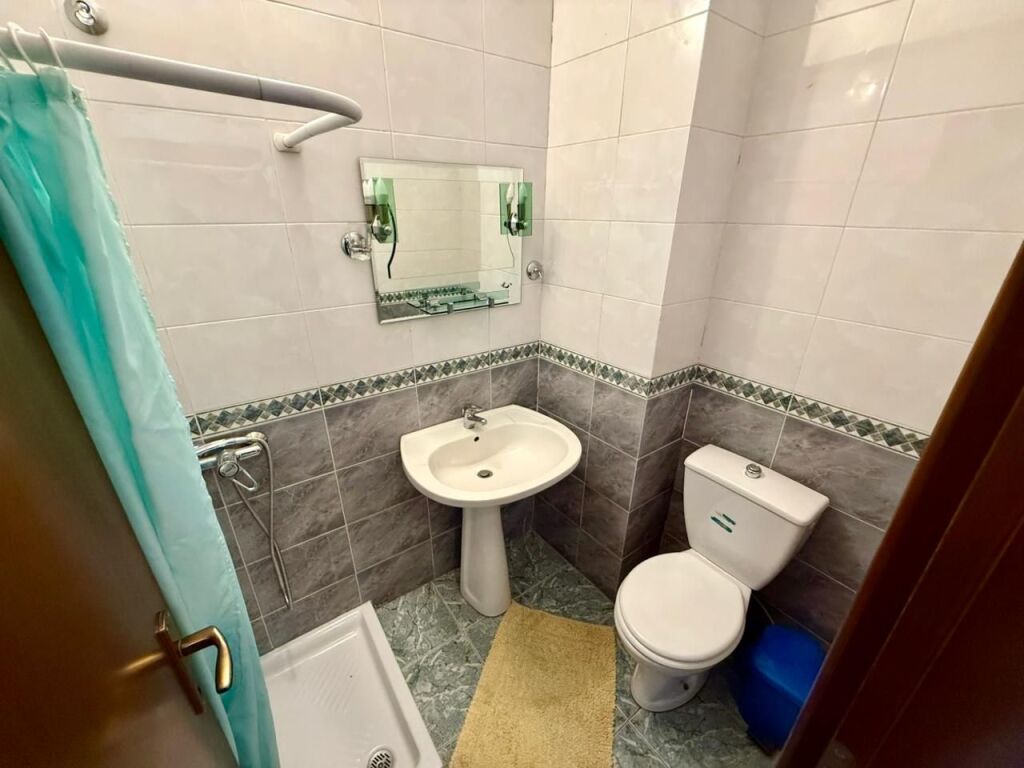 📣 QERA Apartament 2+1+2 Me Ballkon 📍 Ish Blloku, Tirane ✨ 💶 Cmimi 90.000 Leke/Muaj