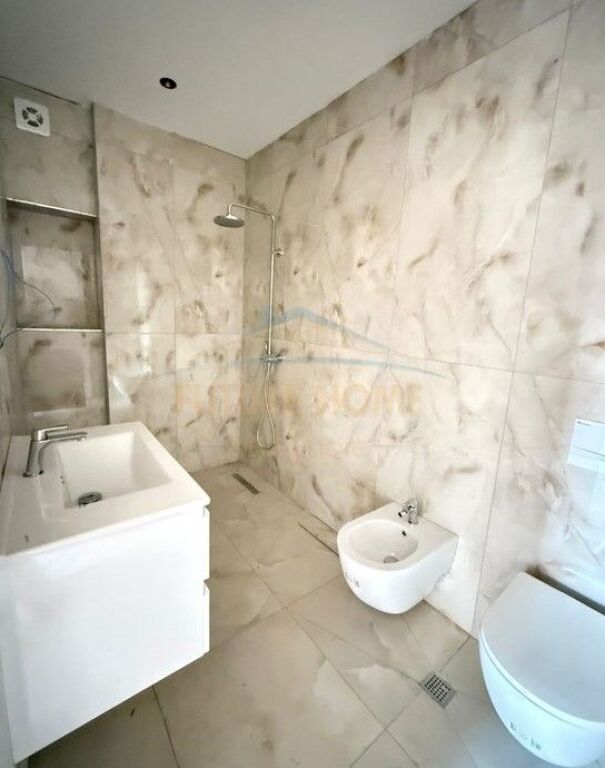 Shitet,Apartament 2+1+2,Rruga Qemal Stafa,Tirane