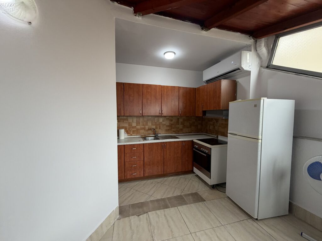 Jepet me qera apartament 2+1 tek Shkolla Niket Dardani, Xhamllik  Apartamenti organizohet në:  * 2 dhoma gjumi * 1 sallon + kuzhinë * 1 tualet  📍 Vendndodhje shumë e mirë, pranë Shkollës Niket Dardani, Xhamllik 🏢 Kati i 5-të në pallat me ashensor 🛋️ I mobiluar plotësisht  💰 Çmimi: 50,000 lekë (i diskutueshëm)   