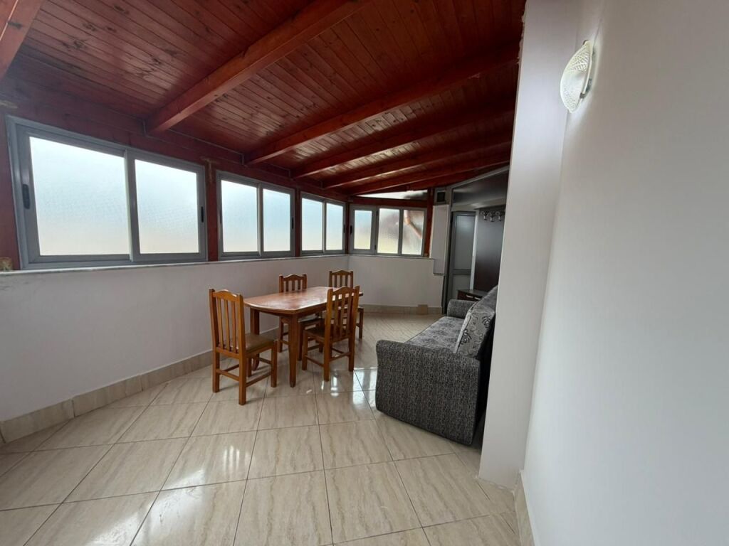 🏡 Jepet me qera apartament 2+1 – Xhamllik  📍 Pranë Shkollës Niket Dardani💰 50,000 lekë (i diskutueshëm)