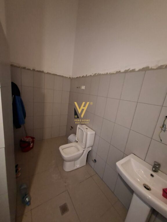 SHOP FOR RENT 124 M2 AT THE PARIS MUNICIPALITY 2,400 EURO