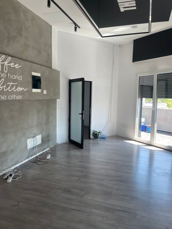 Ambiente di 280m2 in affitto nel centro, Tirana