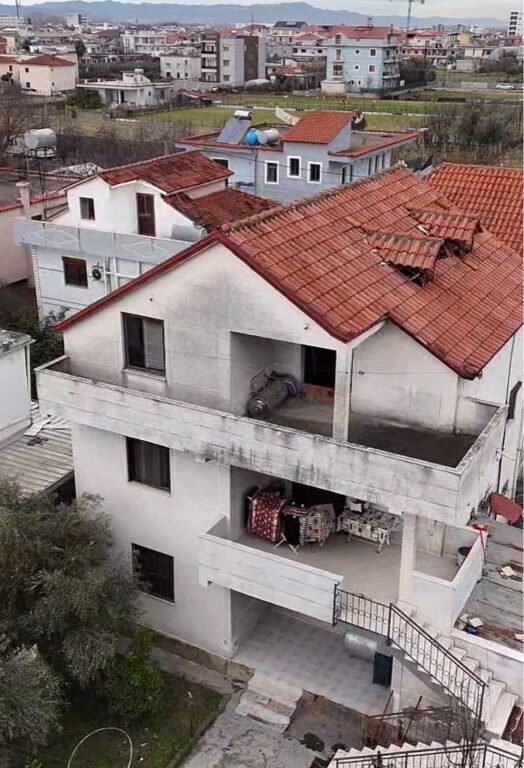 In vendita, Casa privata su 3 piani, Kamez.