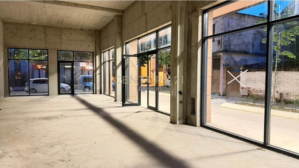 COMMERCIAL SPACE FOR RENT 120M2 NEAR THE RED SCHOOL!