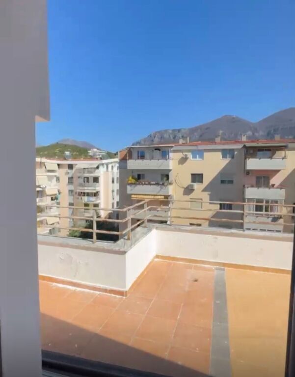 Shitet,Apartament 1+1+Verande, Rruga e Thesarit, Fresk