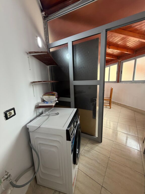 Jepet me qera apartament 2+1 tek Shkolla Niket Dardani, Xhamllik  Apartamenti organizohet në:  * 2 dhoma gjumi * 1 sallon + kuzhinë * 1 tualet  📍 Vendndodhje shumë e mirë, pranë Shkollës Niket Dardani, Xhamllik 🏢 Kati i 5-të në pallat me ashensor 🛋️ I mobiluar plotësisht  💰 Çmimi: 50,000 lekë (i diskutueshëm)   