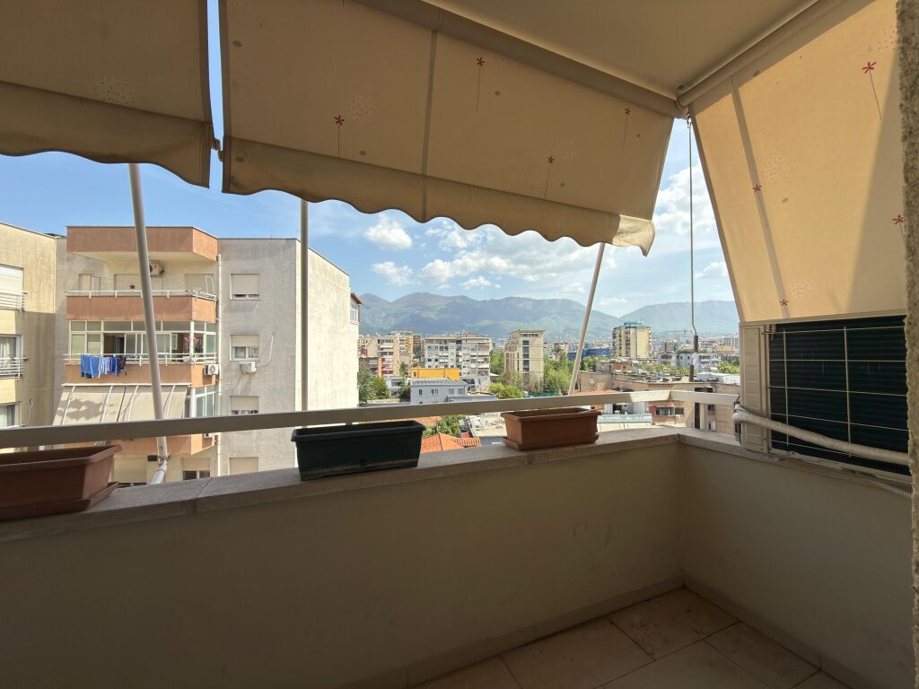 Jepet me qira Apartament 2+1+2 Ballkone, “Pazari i Ri”, Tiranë
