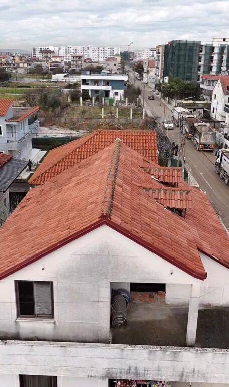 In vendita, Casa privata su 3 piani, Kamez.