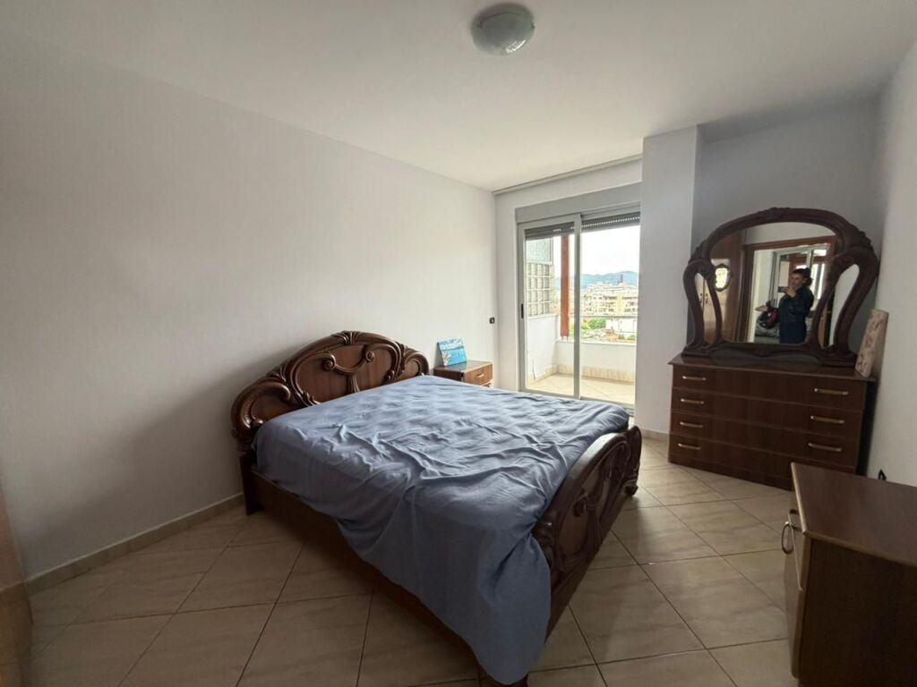 🏡 Jepet me qera apartament 2+1 – Xhamllik  📍 Pranë Shkollës Niket Dardani💰 50,000 lekë (i diskutueshëm)