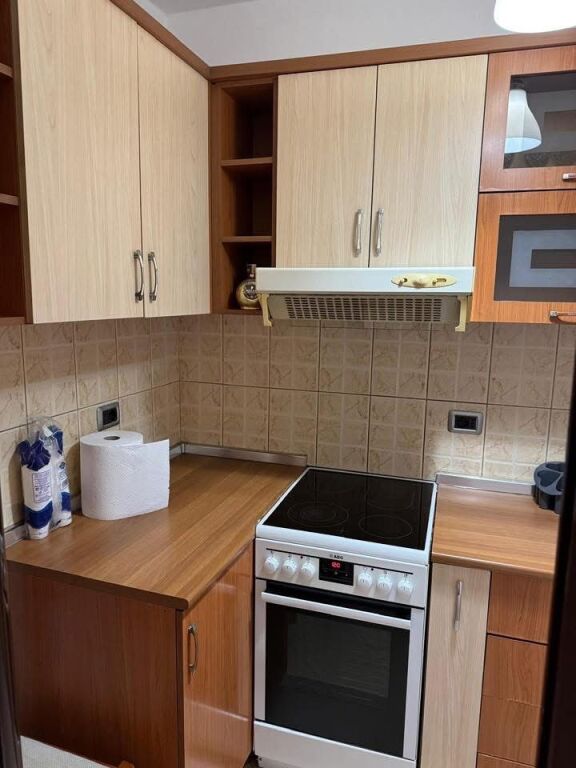 Jepet Apartament me qera 1+1 tek Shkolla e Bashkuar