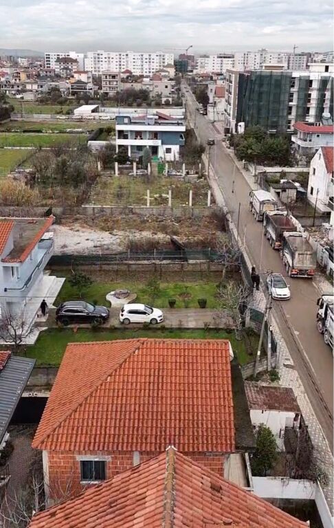 In vendita, Casa privata su 3 piani, Kamez.
