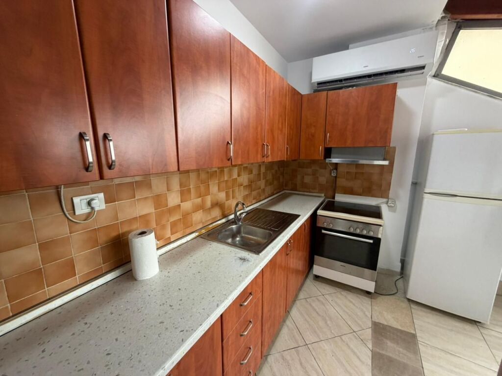 🏡 Jepet me qera apartament 2+1 – Xhamllik  📍 Pranë Shkollës Niket Dardani💰 50,000 lekë (i diskutueshëm)