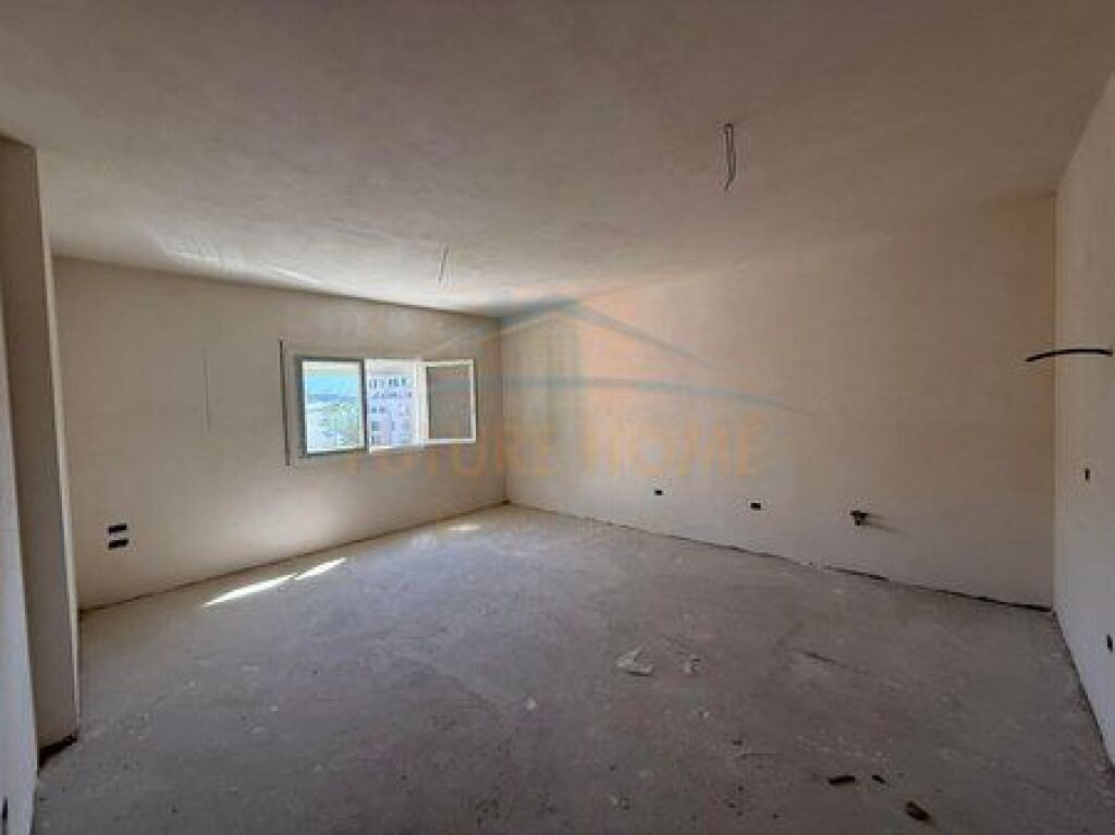 Shitet, Apartament 2+1+2 + Post Parkimi, Shkolla e Kuqe.