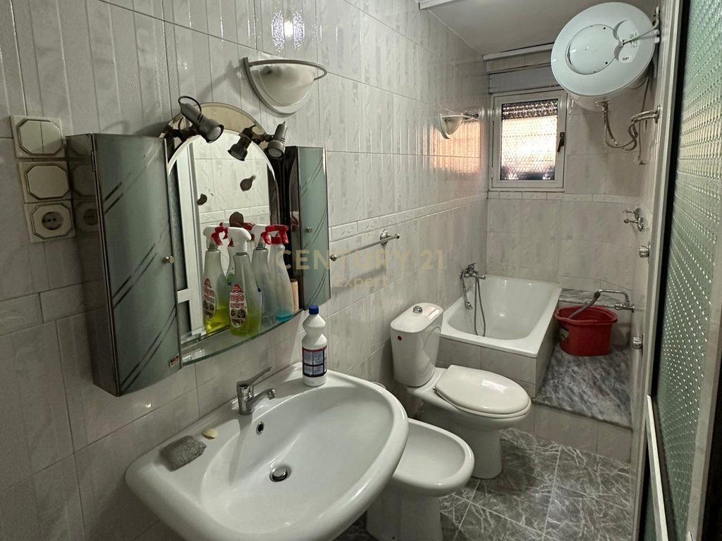 AMBIENT 2+1 PER QIRA BUZE RRUGES SE DURRESIT PER ZYRA/KLINIKE