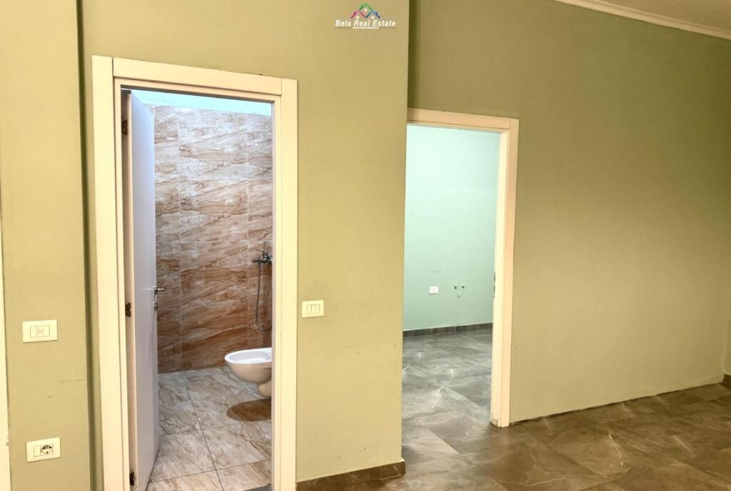 Zyre Me Qera Tek Farmacia 10 (ID BZ2928) Tirane
