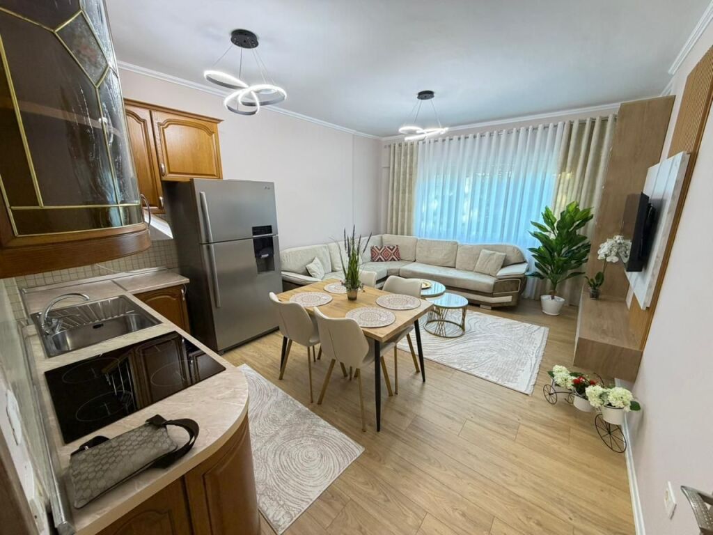 🏡 Qira apartament 2+1+2 📍 Kristal Center, Komuna e Parisit💶 80,000 lek/muaj