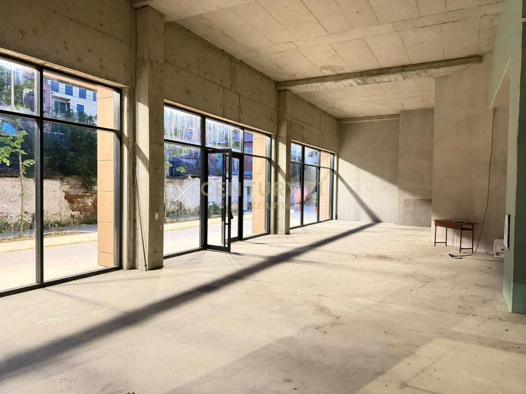 COMMERCIAL SPACE FOR RENT 120M2 NEAR THE RED SCHOOL!