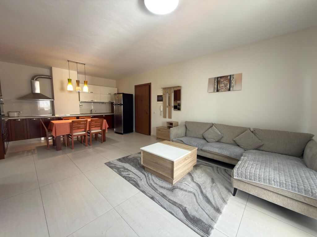 Jepet me qira Apartament 2+1+2 Ballkone, “Pazari i Ri”, Tiranë