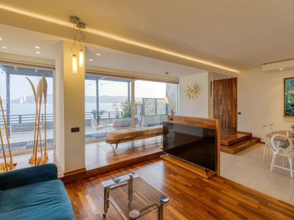 Attico Esclusivo con Vista Panoramica sul Mare in Lungomare 1, Vlorë