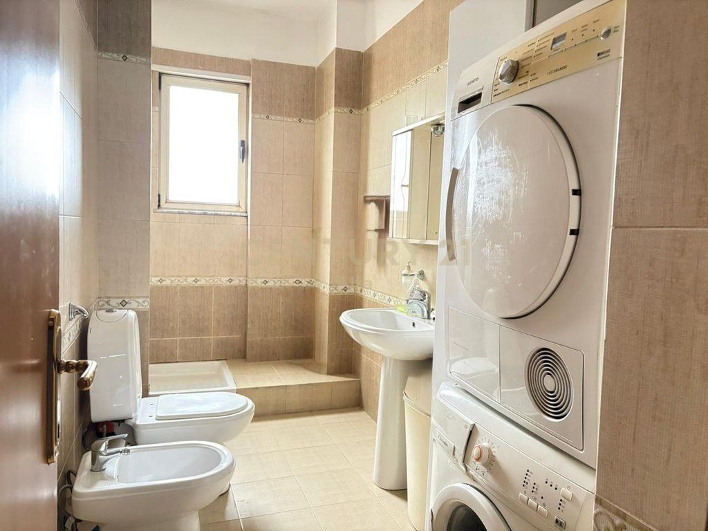 Shitet Apartament 2+1 pranë Pazarit të Ri!