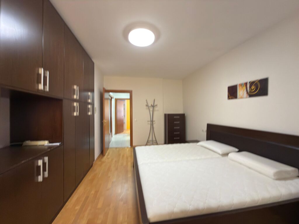 Jepet me qira Apartament 2+1+2 Ballkone, “Pazari i Ri”, Tiranë