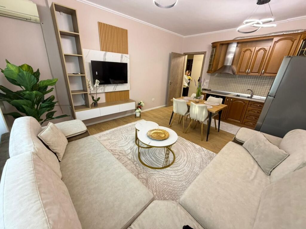 🏡 Qira apartament 2+1+2 📍 Kristal Center, Komuna e Parisit💶 80,000 lek/muaj