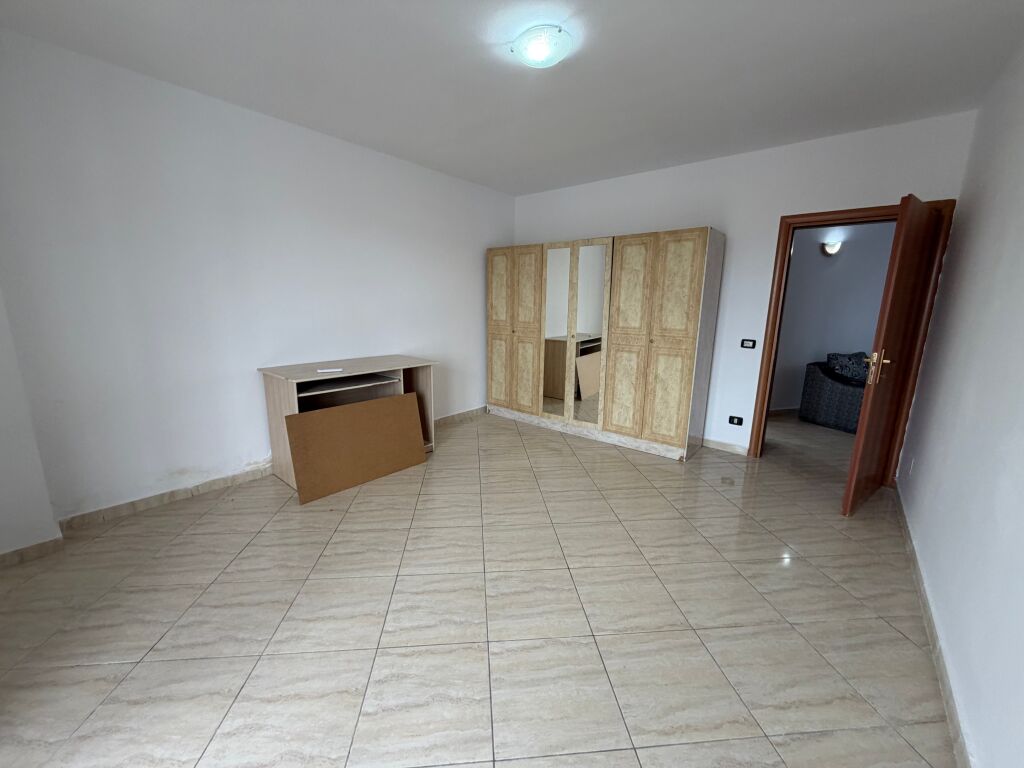 Jepet me qera apartament 2+1 tek Shkolla Niket Dardani, Xhamllik  Apartamenti organizohet në:  * 2 dhoma gjumi * 1 sallon + kuzhinë * 1 tualet  📍 Vendndodhje shumë e mirë, pranë Shkollës Niket Dardani, Xhamllik 🏢 Kati i 5-të në pallat me ashensor 🛋️ I mobiluar plotësisht  💰 Çmimi: 50,000 lekë (i diskutueshëm)   