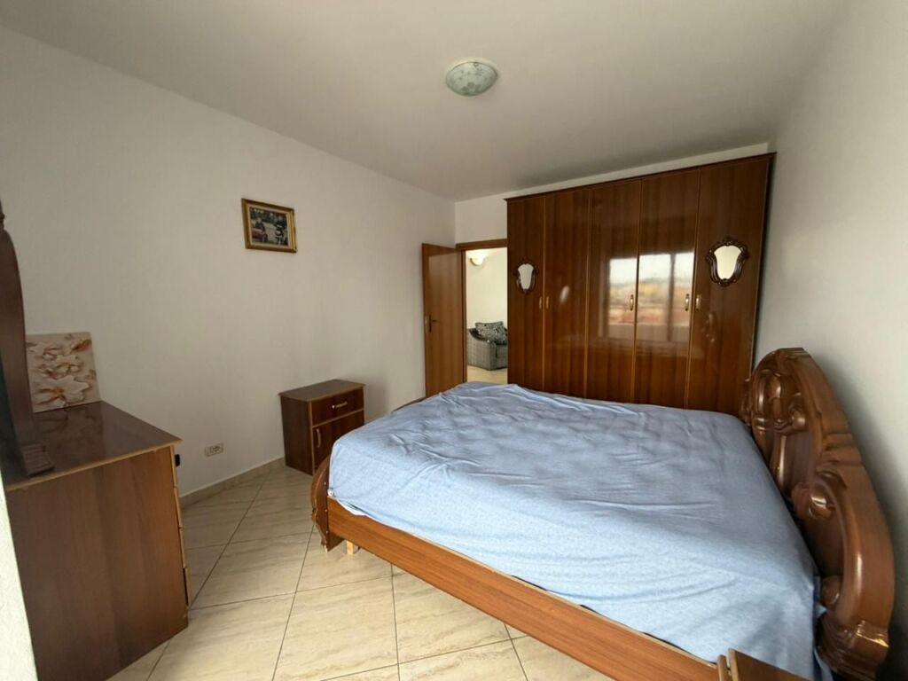 🏡 Jepet me qera apartament 2+1 – Xhamllik  📍 Pranë Shkollës Niket Dardani💰 50,000 lekë (i diskutueshëm)