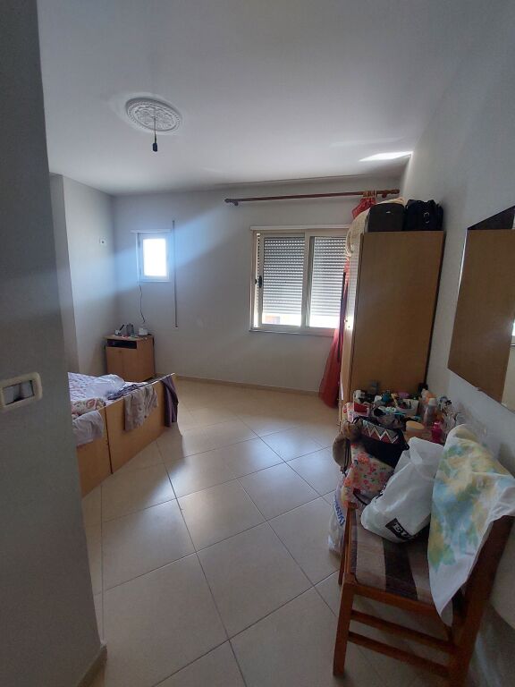 Shitet apartament 1+1 i përshtatur në 2+1 Shkozet – Durrës, pranë Urës së Dajlanit
