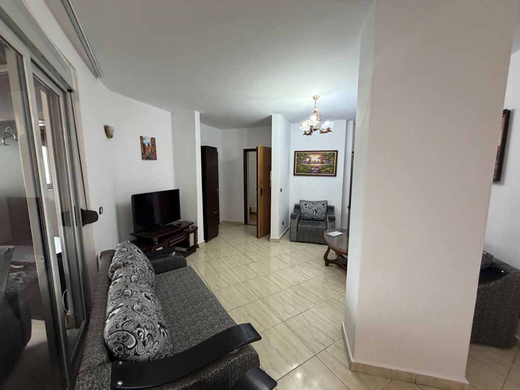 Jepet me qera apartament 2+1 tek Shkolla Niket Dardani, Xhamllik  Apartamenti organizohet në:  * 2 dhoma gjumi * 1 sallon + kuzhinë * 1 tualet  📍 Vendndodhje shumë e mirë, pranë Shkollës Niket Dardani, Xhamllik 🏢 Kati i 5-të në pallat me ashensor 🛋️ I mobiluar plotësisht  💰 Çmimi: 50,000 lekë (i diskutueshëm)   