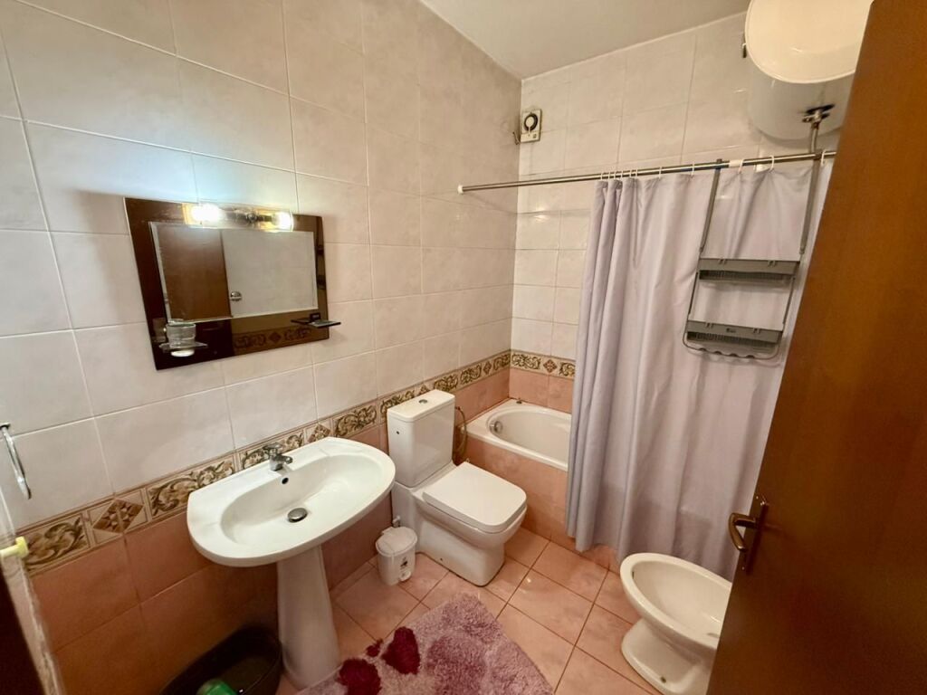 📣 QERA Apartament 2+1+2 Me Ballkon 📍 Ish Blloku, Tirane ✨ 💶 Cmimi 90.000 Leke/Muaj