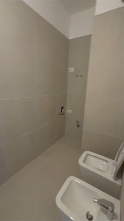 ZYRE ME QERA 60M2 PAZARI I RI 75.000 LEKE FH-71965