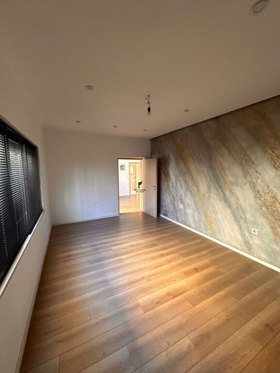 UFFICIO IN AFFITTO 100M2 BLOCCO 100.000 LEKE FH-71987