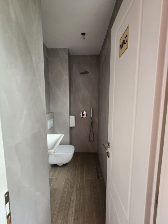 🏠 Ufficio in affitto. 2° piano - 120m2 (📍Stadio Dinamo / Bllok )🔥Adiacente a Proper Pizza ✨️Posizione super || ✨️1300€ Netto / Mese 💶