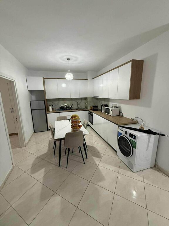 🏡 Appartamento 2+1+2 + garage in affitto 🚗🚗📍 Posizione: Complesso Fratari, Astir💰 Affitto: 50.000 lek/mese