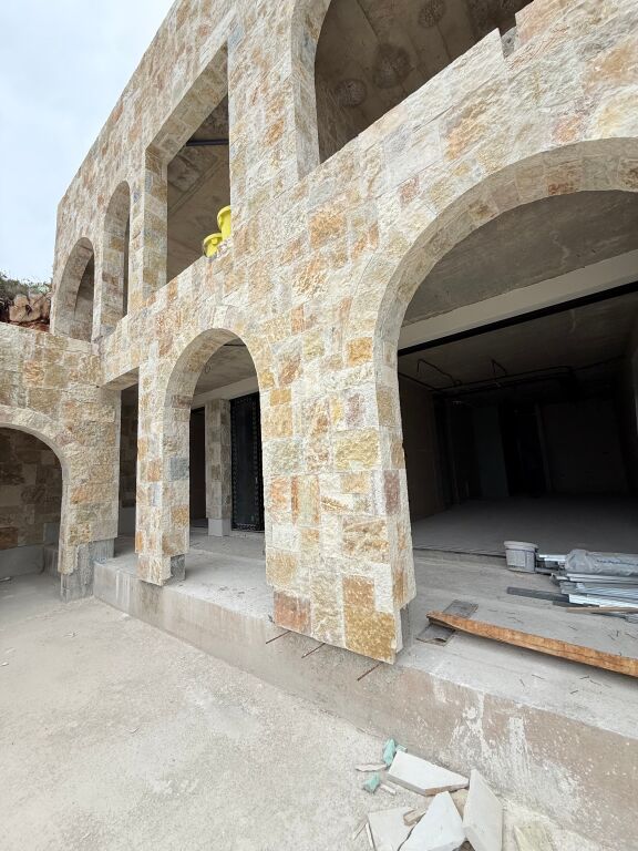 APARTAMENT 2+1 ME VERANDE PER SHITJE FOLIE VILLAGE
