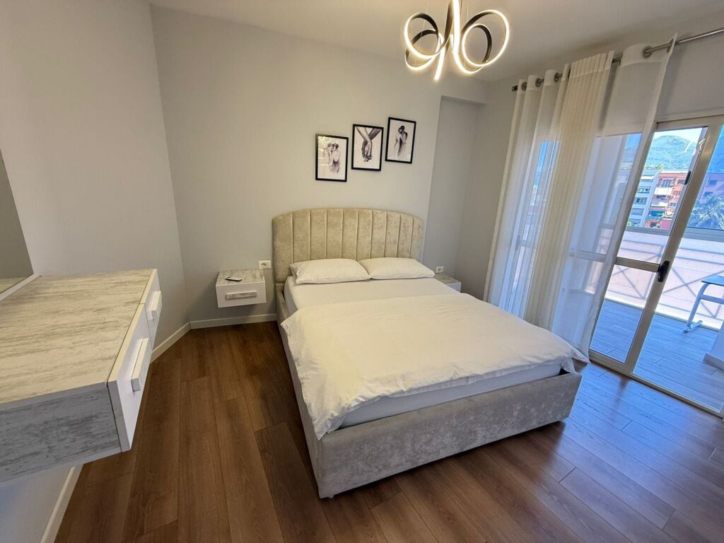 Appartamento In Affitto 2+1+2 In Via Barricate (ID B2201844) Tirana