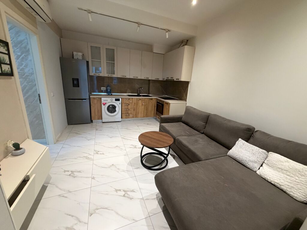 1+1, in via Peti, Lago Secco, 400 mila lek