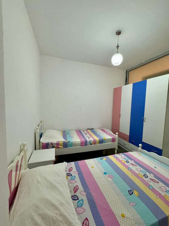 Astir Jepet me qira apartament 2+1 me ballkon – Unaza e Re, Kompleksi Arlis ,55.000 lekë