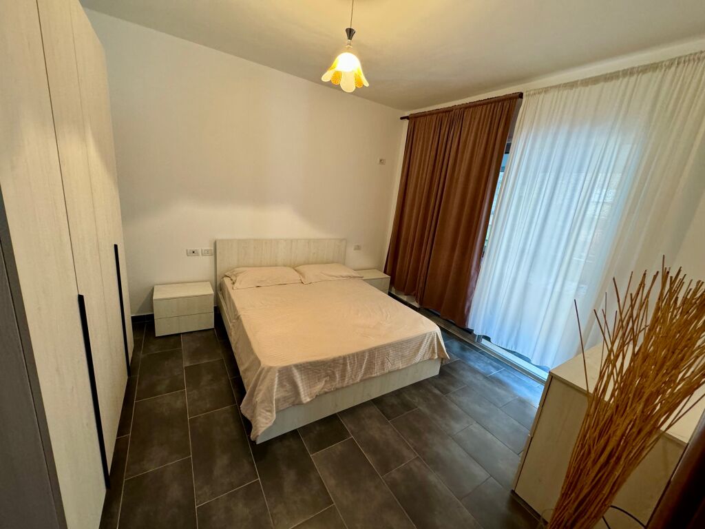 Astir Jepet me qira apartament 2+1 me ballkon – Unaza e Re, Kompleksi Arlis ,55.000 lekë