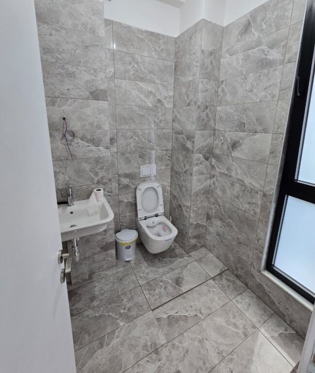 🏢 Jepet Zyrë me Qira 2+1 – Square 21