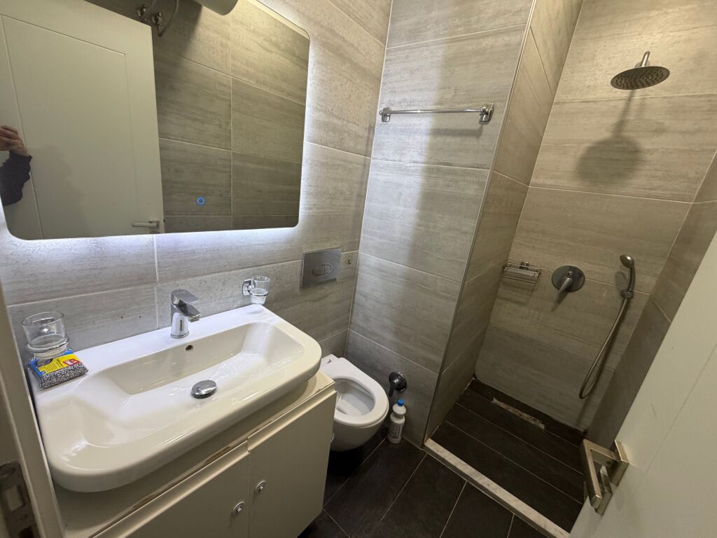 1+1, in via Peti, Lago Secco, 400 mila lek