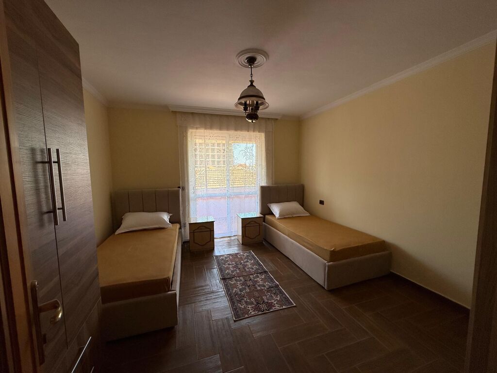 Jepet me qira apartament 3+1 në Xhamllik!