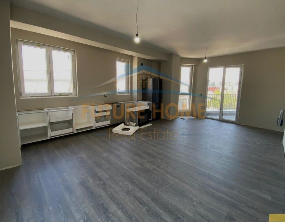 Shitet, Apartament 3+1+2, Komuna e Parisit, Tiranë.