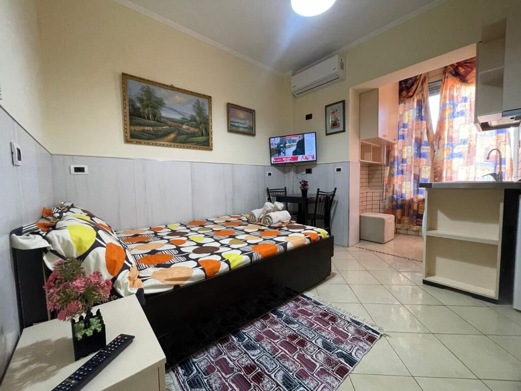 Super 2nd floor studio apartment 6 min from New Boulevard. Fully equipped and wifi, etc.
