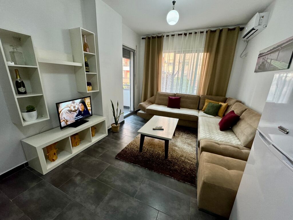 Astir Jepet me qira apartament 2+1 me ballkon – Unaza e Re, Kompleksi Arlis ,55.000 lekë