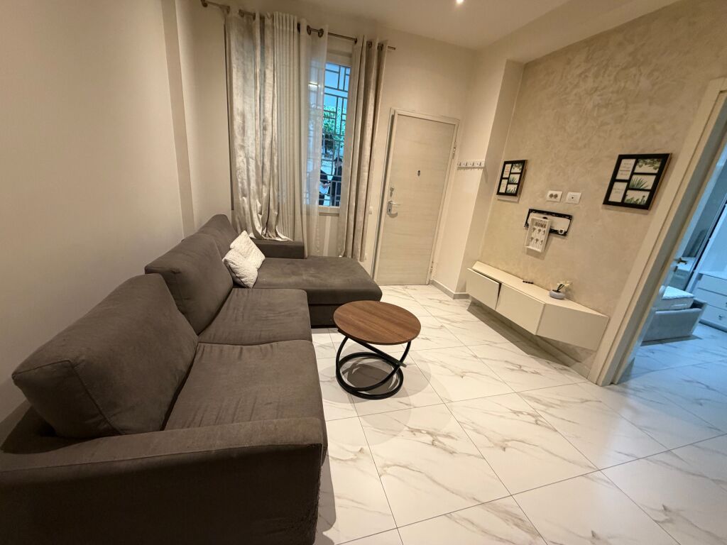 1+1, in via Peti, Lago Secco, 400 mila lek