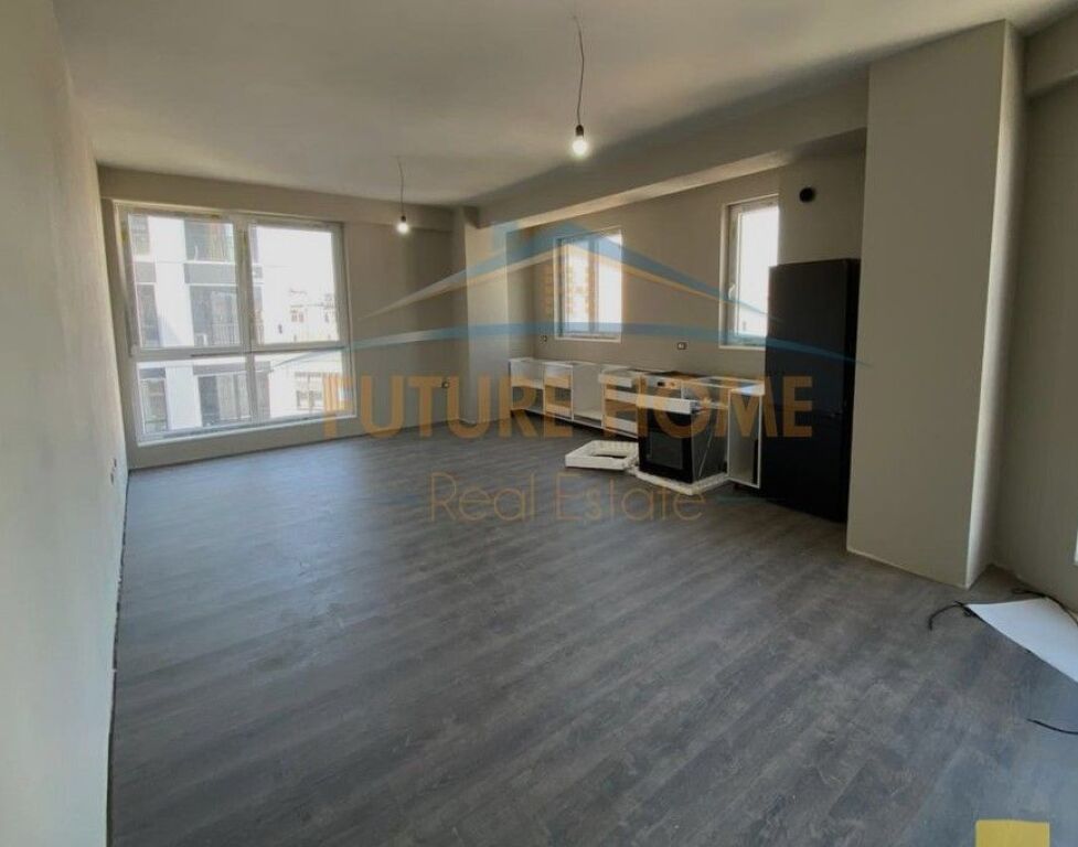 Shitet, Apartament 3+1+2, Komuna e Parisit, Tiranë.