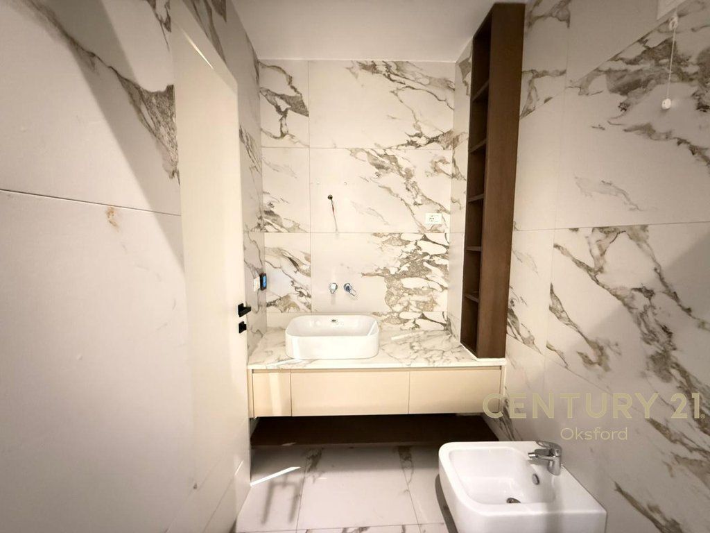 AFFITTO APPARTAMENTO DI LUSSO POSTO AUTO PRESSO RESIDENZA LAKE VIEW! 2.300 € /Mese