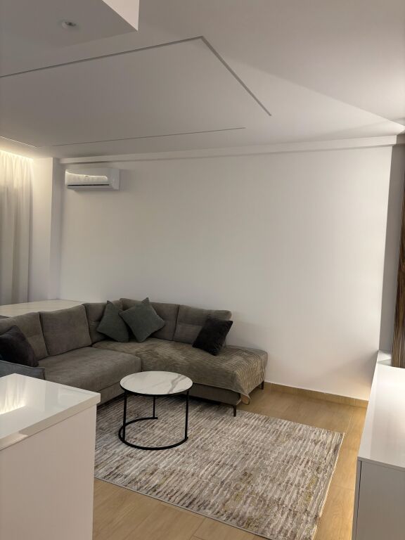1+1,i mobiluar te pavaroti kopshti botanik,750 euro